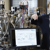 Fröhliches Brückenbauen: von Neurowissenschaften über Computertechnik zur KI